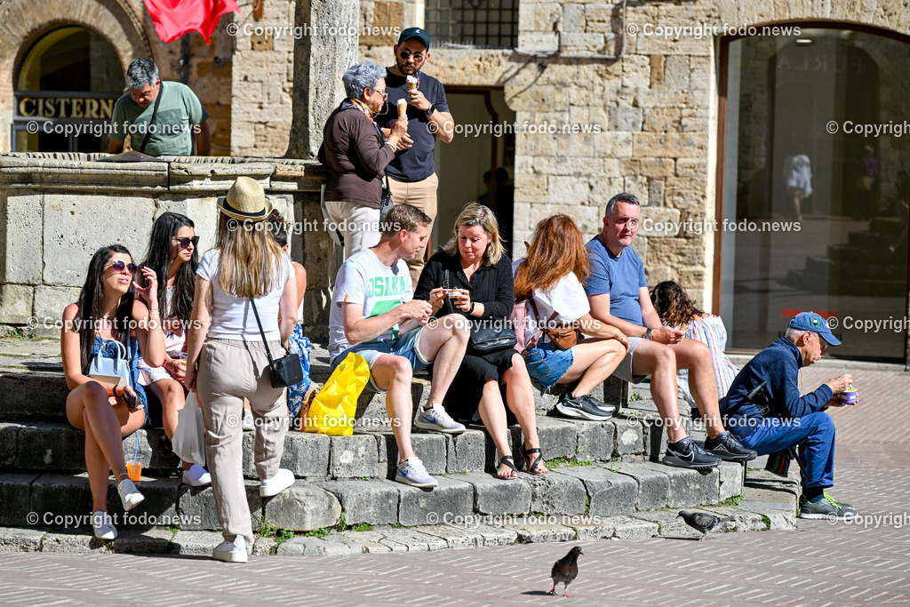 Italien_ Toskana_ San Gimignano_ 31.05.2024-72 | 31.05.2024, Italien, ITA, Toskana, San Gimignano im Bild Stadtansichten Gebäude, Architektur, Touristen, Historisch, Souvenir, Ansichten der berühmten Stadt San Gimignano in der Toskana-Italien - View of the famous town San Gimignano in Tuscany-ItalySan Gimignano ist eine italienische Kleinstadt in der Toskana mit einem mittelalterlichen Stadtkern. San Gimignano wird auch die Stadt der Türme genannt. Die Stadt liegt in der Provinz Siena. Sie gehört neben Florenz, Siena und Pisa zu den von Touristen meist besuchten Zielen in der Toskana.