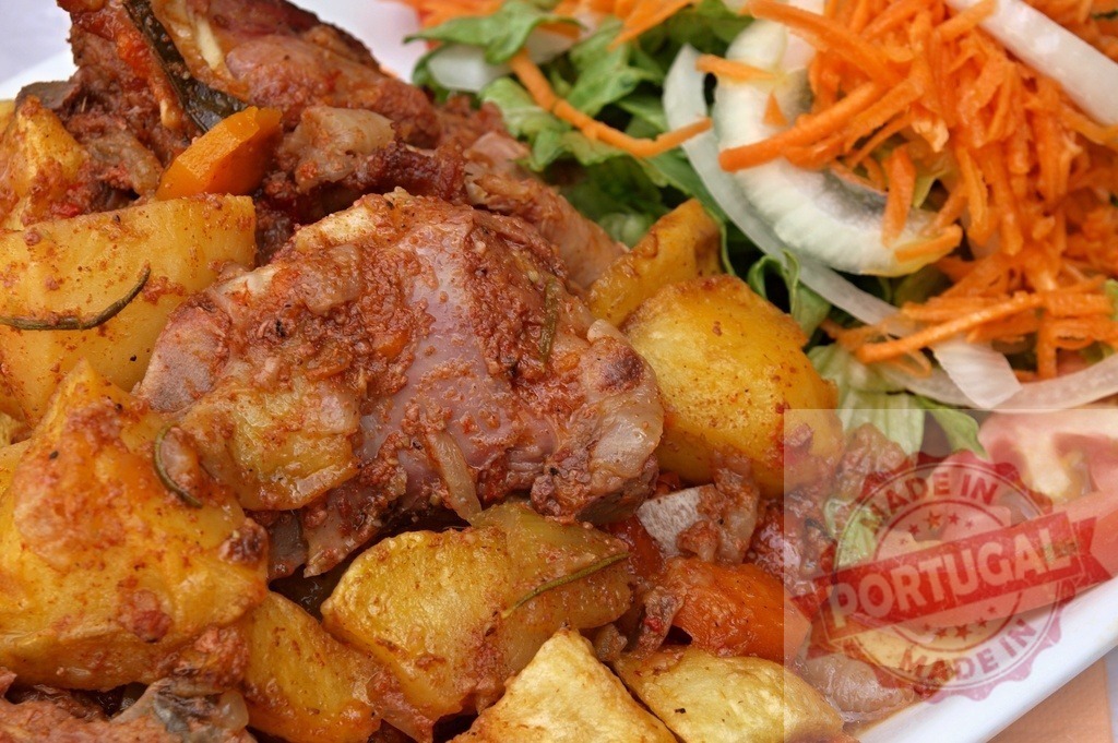 Traditional Greek kleftiko stew with roasted potatoes and fresh salad | Delicious kleftiko lamb stew with roasted potatoes and a side of fresh mixed salad - Realisiert mit Pictrs.com