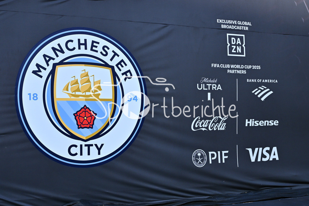 Manchester City - Al-Hilal SFC | Das Logo von Manchester City strahlt im Camping World Stadium von Orlando - Florida / Symbolfoto / Symbolbild / FIFA Club World Cup: Manchester City - Al-Hilal SFC, Camping World Stadium am 30.06.2025 / NOT FOR SALE IN USA
