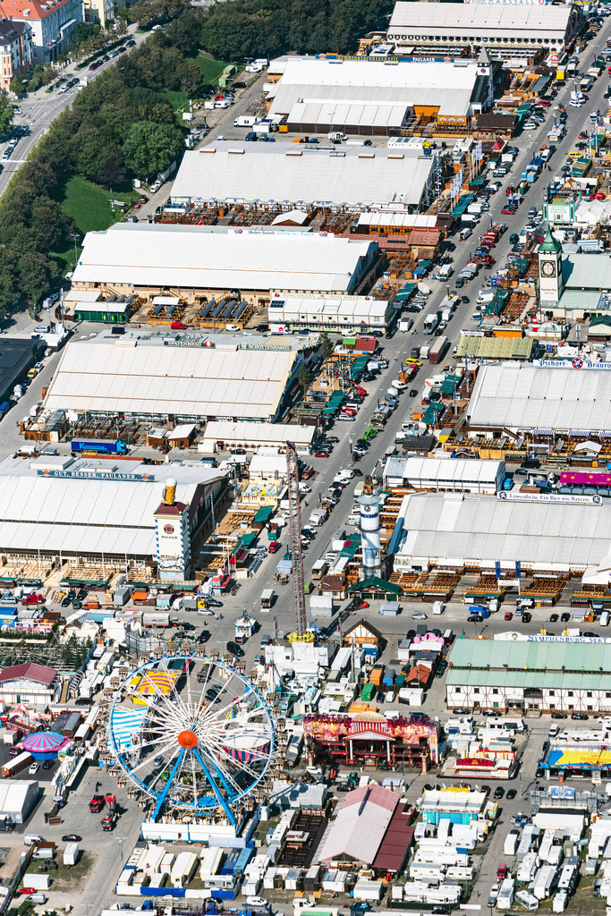 dr__0010128.jpg | MüNCHEN 18.09.2018 Aufbauarbeiten auf dem Festgelände des Münchener Oktoberfestes auf der Theresienwiese in München im Bundesland Bayern. Der Aufbau der großen Festzelte der Brauereien des mundartlich Wiesn genannten Volksfestes beginnt zwei Monate vor Eröffnung. // Area of the Munich Oktoberfest at the Theresienwiese in Munich, Bavaria. Foto: Daniel Reiter