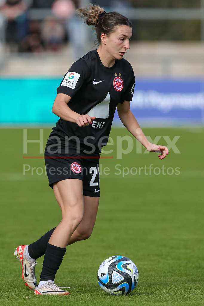 Fussball, Google Pixel Frauen-Bundesliga, Eintracht Frankfurt - RB Leipzig | v.li.: Barbara Dunst (Eintracht Frankfurt, 28) Freisteller, Einzelbild, Ganzkörper, Aktion, Action, Spielszene, DIE DFB-RICHTLINIEN UNTERSAGEN JEGLICHE NUTZUNG VON FOTOS ALS SEQUENZBILDER UND/ODER VIDEOÄHNLICHE FOTOSTRECKEN. DFB REGULATIONS PROHIBIT ANY USE OF PHOTOGRAPHS AS IMAGE SEQUENCES AND/OR QUASI-VIDEO.