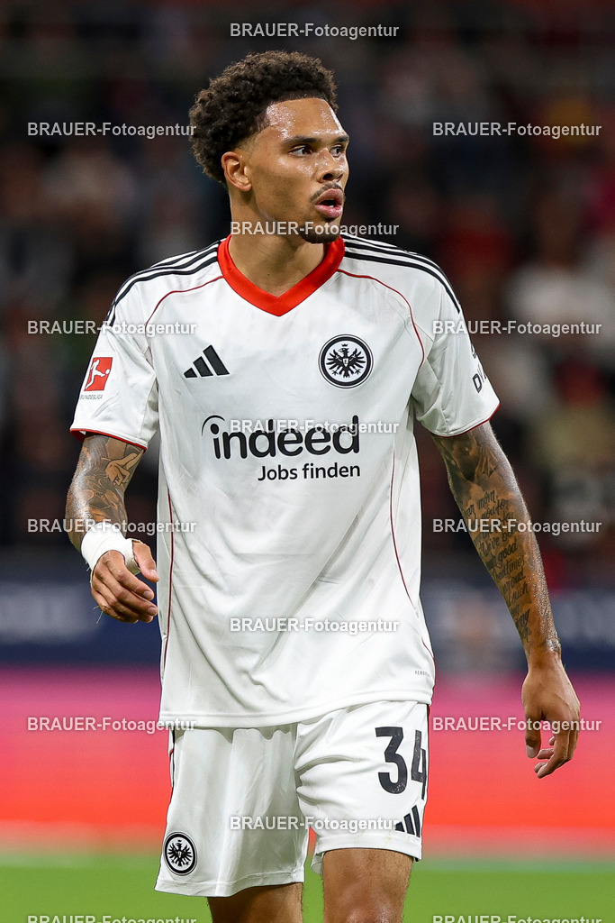 Bayer 04 Leverkusen vs Eintracht Frankfurt - Bundesliga  | Leverkusen, Deutschland, 12.09.25:   Pharrell Nnamdi Collins (Eintracht Frankfurt) schaut waehrend des Spiels der Bundesliga zwischen  Bayer 04 Leverkusen vs Eintracht Frankfurt in der BayArena(Foto von Brauer-Fotoagentur / Adrian Schlueter)