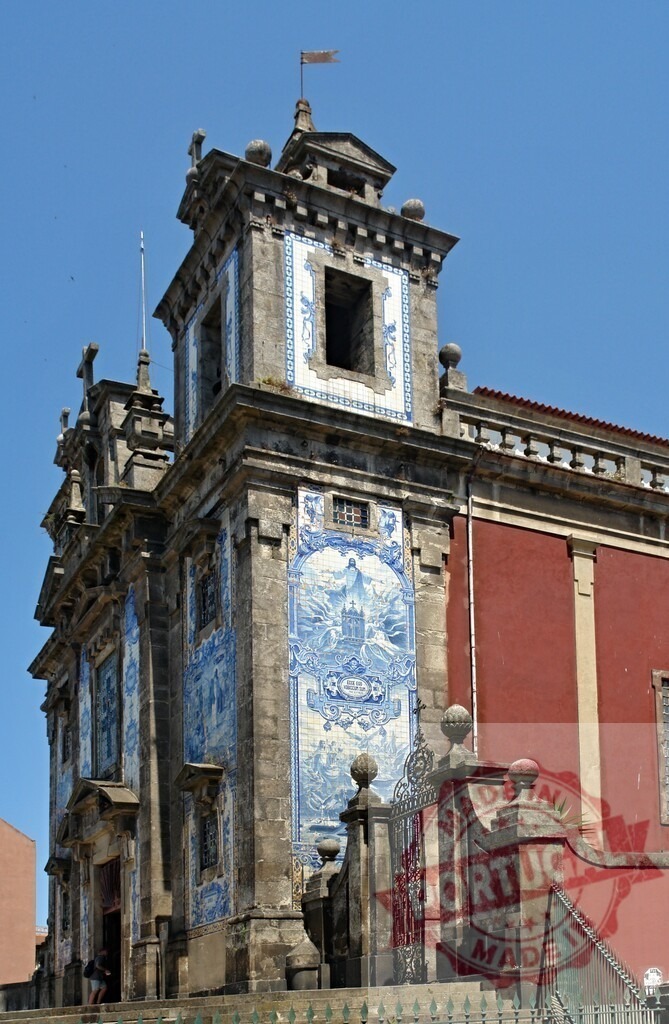 Saint Ildefonso Church exterior in Porto, Portugal. Porto - Portugal | Saint Ildefonso Church showing traditional azulejo tilework and baroque architecture under blue sky - Realisiert mit Pictrs.com
