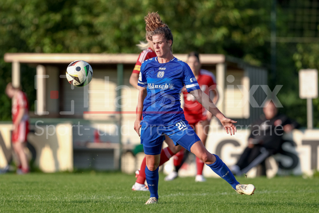 Fussball, Testspiel Frauen, SV Meppen - SpVg Aurich | Chantal Schouwstra (SV Meppen, 20) am Ball, Einzelbild, Ganzkörper, Aktion, Action, Spielszene