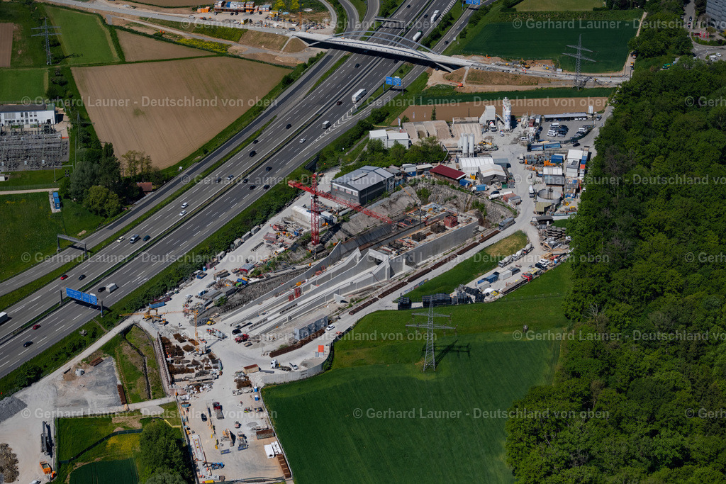 4045595 | STUTTGART 31.05.2021 Baustelle mit Tunnelführungsarbeiten für die Streckenführung und den Verlauf " Flughafentunnel " parallel zum Verlauf der Autobahn BAB A8 im Ortsteil Plieningen in Stuttgart im Bundesland Baden-Württemberg, Deutschland. Weiterführende Informationen bei: GBI Gackstatter Beratende Ingenieure GmbH,  Max Bögl Bauservice GmbH & Co. KG,  Vössing Ingenieurgesellschaft mbH. // Construction site with tunneling work for the route and the "airport tunnel" course parallel to the course of the A8 motorway in the Plieningen district of Stuttgart in the state Baden-Wuerttemberg, Germany. Further information at: GBI Gackstatter Beratende Ingenieure GmbH,  Max Boegl Bauservice GmbH & Co. KG,  Voessing Ingenieurgesellschaft mbH. Foto: Gerhard Launer
