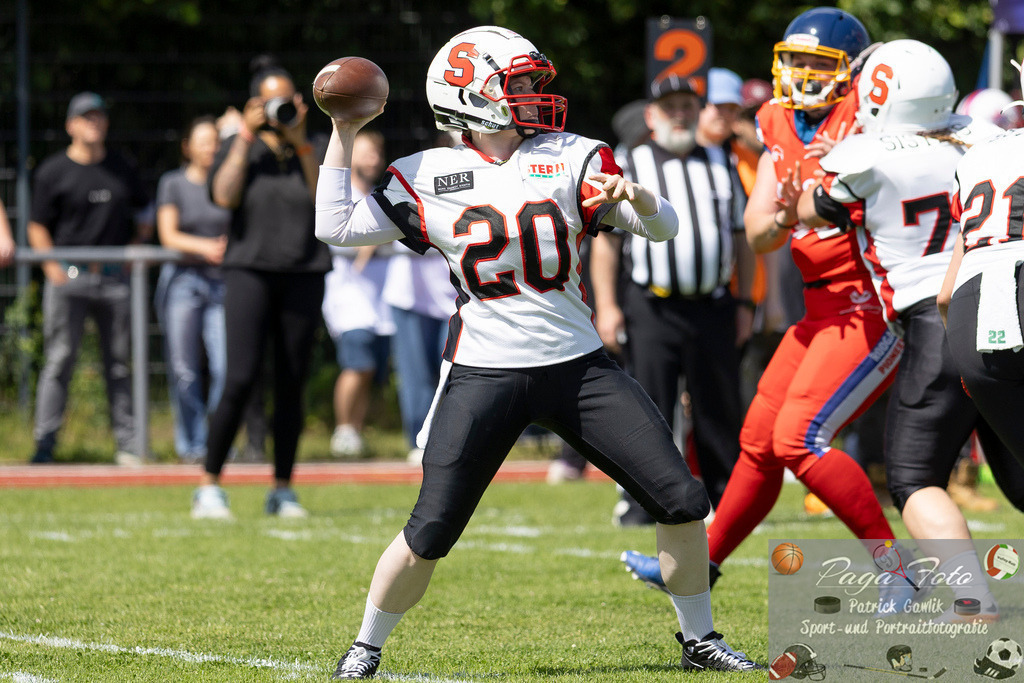 GFLW 1: German Football League Women 1: Rodgau Pioneers Ladies - Stuttgart Scorpions Sisters, 07.06.2026 | Dinah Laura Naegele (Stuttgart Scorpions Sisters #20) wirft den Ball, Pass, Rodgau Pioneers Ladies - Stuttgart Scorpions Sisters, Rodgau, Maingau-Energie-Stadion "Am Weichsee", 7.6.2026 - Realisiert mit Pictrs.com