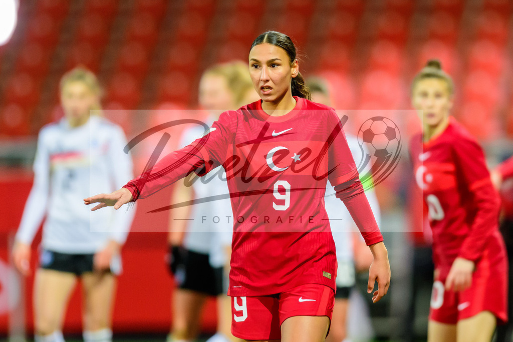 GERTUR20211126_168 | Fussball, Frauen: Miray Cin (Turkey) gestikuliert, Gestik bei dem Spiel der WM-Qualifikation zwischen Deutschland und Tuerkei im Eintracht-Stadion am 26.11.2021 in Braunschweig, Deutschland. - Realisiert mit Pictrs.com