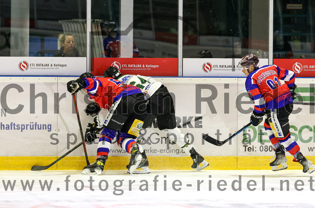 2022-09-09_052_TSV_Erding_gegen_Deggendorfer_SC | Erding, Deutschland, 09.09.2022:
Eishockey, Bayernliga 2022 / 2023, Testspiel, TSV Erding gegen Deggendorfer SC, Endergebnis: 2:5

Paul Pfenninger (Deggendorfer SC, #58), Matthias Hanika (Erding Gladiators, #64), Alex Grossrubatscher (Deggendorfer SC, #91)

Foto: Christian Riedel / fotografie-riedel.net