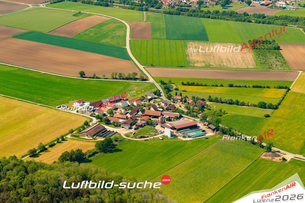 Das Luftbild zeigt : Kleinberghausen Freystadt - Die Luftaufnahme wurde 2024 vom UL-Flugzeug aus erstellt ( keine Drohne ) - Hochauflösende Luftaufnahme - Für grossformatige Ausdrucke geeignet. Die Geschenkidee !Mit Lizenz und Bildrechte bestellbar
