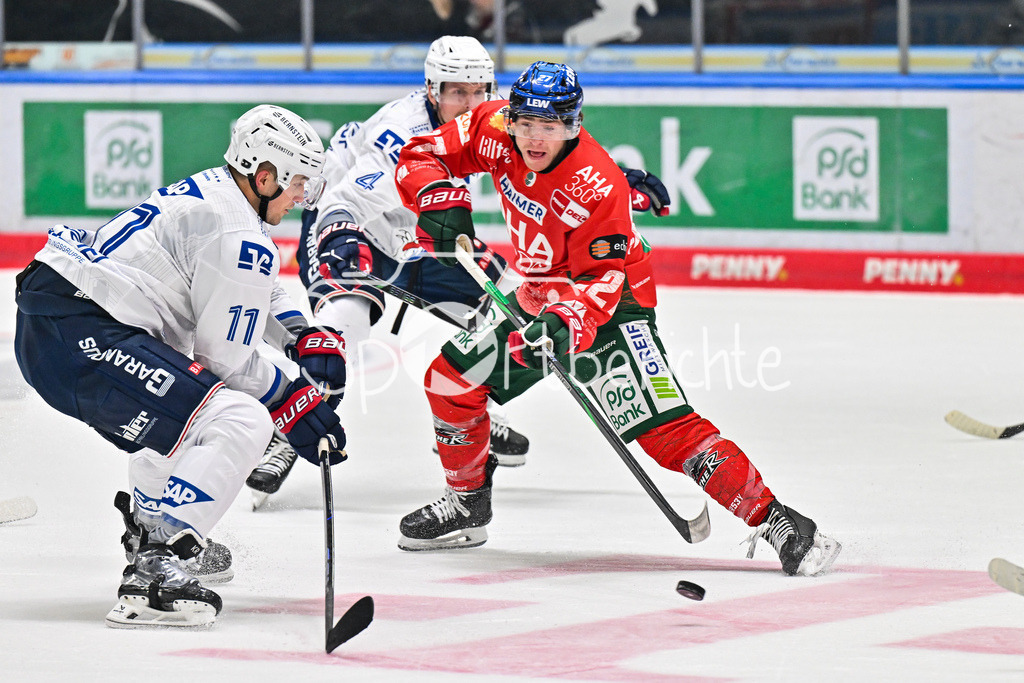 Augsburger Panther - Adler Mannheim | v. l. Kristian REICHEL (Adler Mannheim 11), Dan RENOUF (Adler Mannheim 4) und Kyle MAYHEW (Augsburger Panther 27) / Zweikampf / Duell / DEL: Augsburger Panther - Adler Mannheim; Curt Frenzel Stadion am 14.09.2025