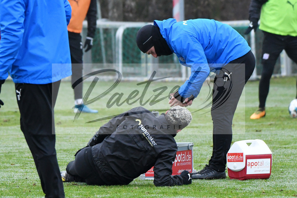 20200125_TRAOSN_0074 | Fußball, Herren: Anas Ouahim (VfL Osnabrück) wird behandelt beim Training des VfL Osnabrück am 25.01.2020 im Sportpark Illoshöhe in Osnabrück, Deutschland.(Foto von Nico Paetzel) - Realisiert mit Pictrs.com