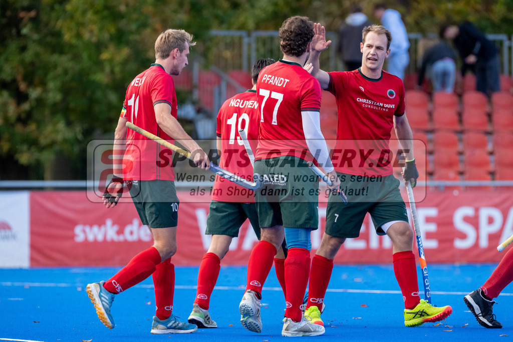 HK_20241019_107879 | 1. Bundesliga Herren Crefelder HTC - Großflottbeker THGC am 19.10.2024 CHTC, Krefeld , Niklas Wellen ( Crefelder HTC 10 ) , Nguyen Tino ( Crefelder HTC #19 ) , Masi Pfandt ( Crefelder HTC #77 ) , Linus Michler ( Crefelder HTC #7 )