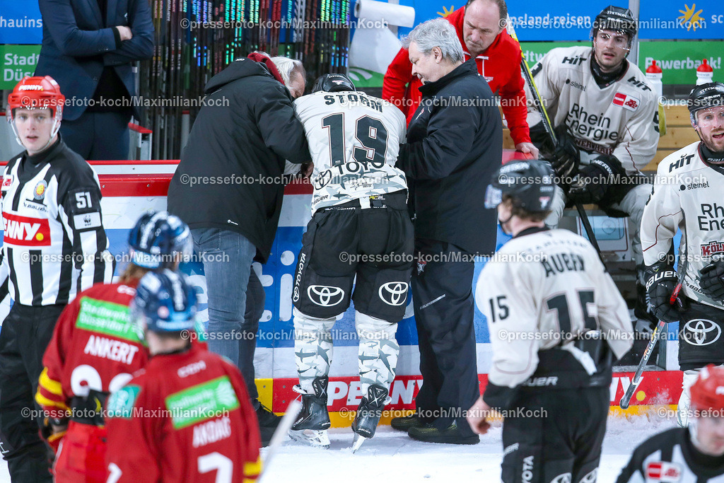DueDEL25022401098 | 25.02.2024, Düsseldorf, Eishockey, Penny DEL, 49. Spieltag, PSD-BANK Dome, Düsseldorfer EG - Kölner Haie: Frederik Storm (Kölner Haie) muss verletzt vom Eis