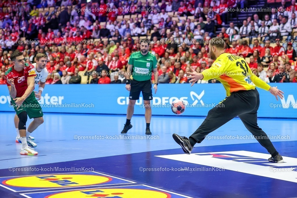 EHF22012601131 | 22.01.2026, Handball, Men's EHF EURO 2026, Deutschland - Portugal, Jyske Bank Boxen in Herning, Dänemark, Main Round:  Francisco Mota Costa (Portugal #26) Siebenmeter gegen  Andreas Wolff (Germany #33) 
