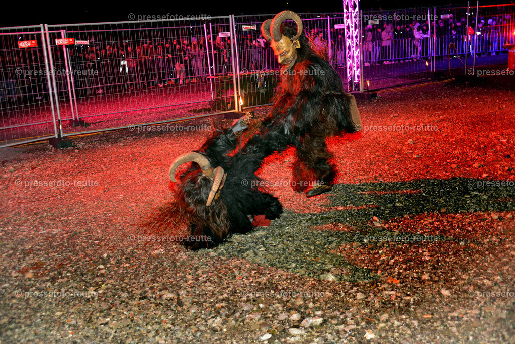 news-2022-Dez03-Krampusumzug-Reutte-WTV_5804 | Info aus dem Bezirk Reutte/Ausserfern Tirol sowie eine umfangreiche Bilddatenbank über die gesamte Region: Lechtal, Talkessel Reutte, Tannheimertal, Zwischentoren. Lech, Plansee, Zugspitze, Grenztunnel, B179, Fernpassstraße, Verkehr, Lawinen, Tradition, - Realisiert mit Pictrs.com