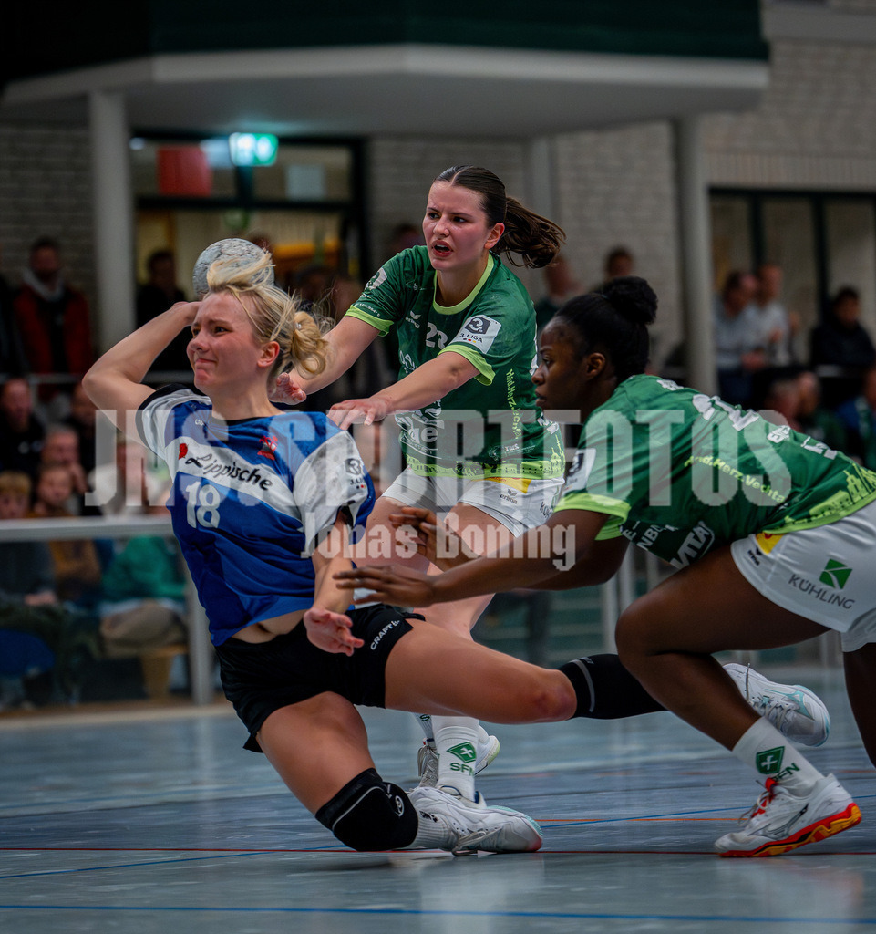 Handball I Frauen I Saison 2025-2026 I 3. Liga Staffel Nord I 10. Spieltag I SC SFN Vechta - HSG Blomberg-Lippe II I 0404 | Ruslana Litvinov (18, HSG Blomberg-Lippe II) setzt sich gegen Jette Dudda (28, SC SFN Vechta) und Edna Estevens (29, SC SFN Vechta) durch - Realisiert mit Pictrs.com