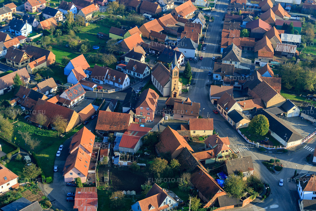 Vue aérienne: Vue de la ville depuis le nord à Schaffhouse-près-Seltz dans le département Bas Rhin, France – .Photo: IMG_075706.jpg prise le 01/11/2014 par Werner Riehm/FLY-FOTO.eu – Résolution de l'original: 5160 x 3440 px