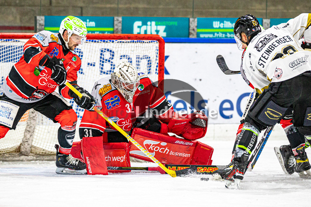 TSV Peißenberg Miners vs EHC Königsbrunn | Eishockey Bayernliga Vorbereitung 2024/2025, TSV Peißenberg Miners vs EHC Königsbrunn, 20240928,Puck frei vor dem Tor von Korbinian SERTL (Miners Goali 31),2024-09-28 in Peißenberg (Eisstadion)Korbinian SERTL (Miners Goali 31), Dejan VOGL (Miners 23)Copyright: WolfgangxLindner