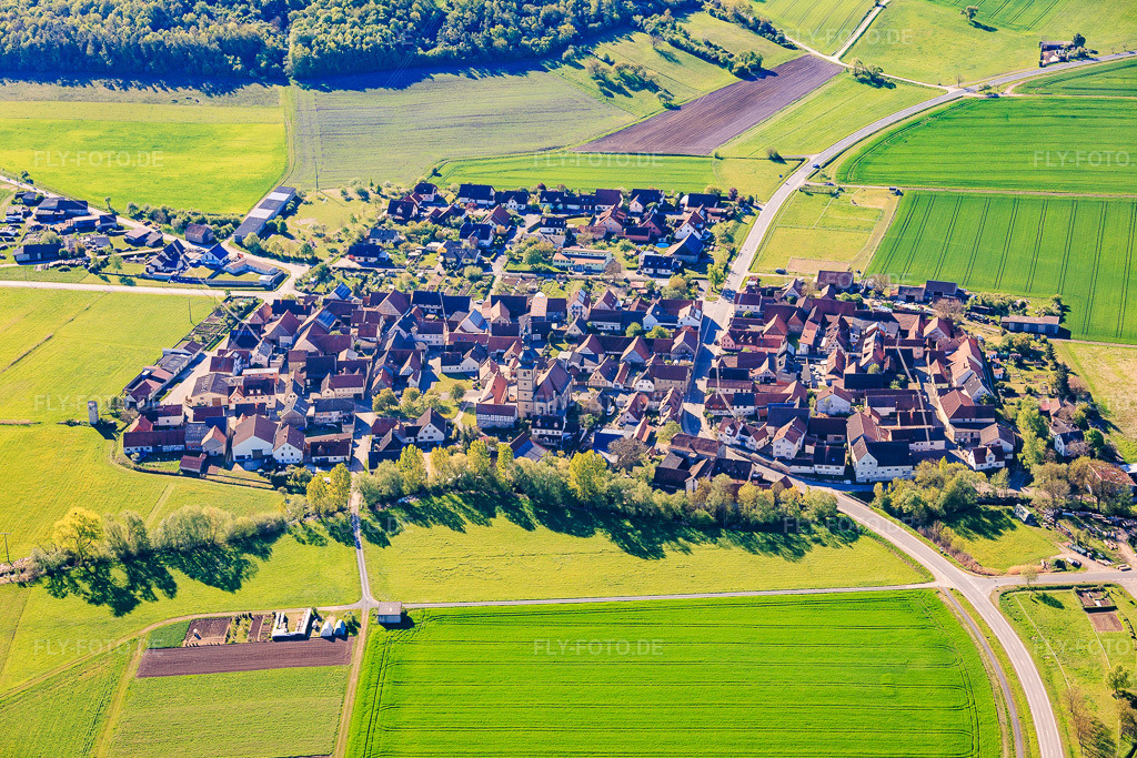 Luftbild: Ortsansicht von Nordwesten im Ortsteil Ostheim in Hofheim im Bundesland Bayern in Deutschland. – Foto: IMG_155698.jpg vom 02.05.2026 durch Werner Riehm/FLY-FOTO.de – Auflösung des Originals: 5813 x 3875 px