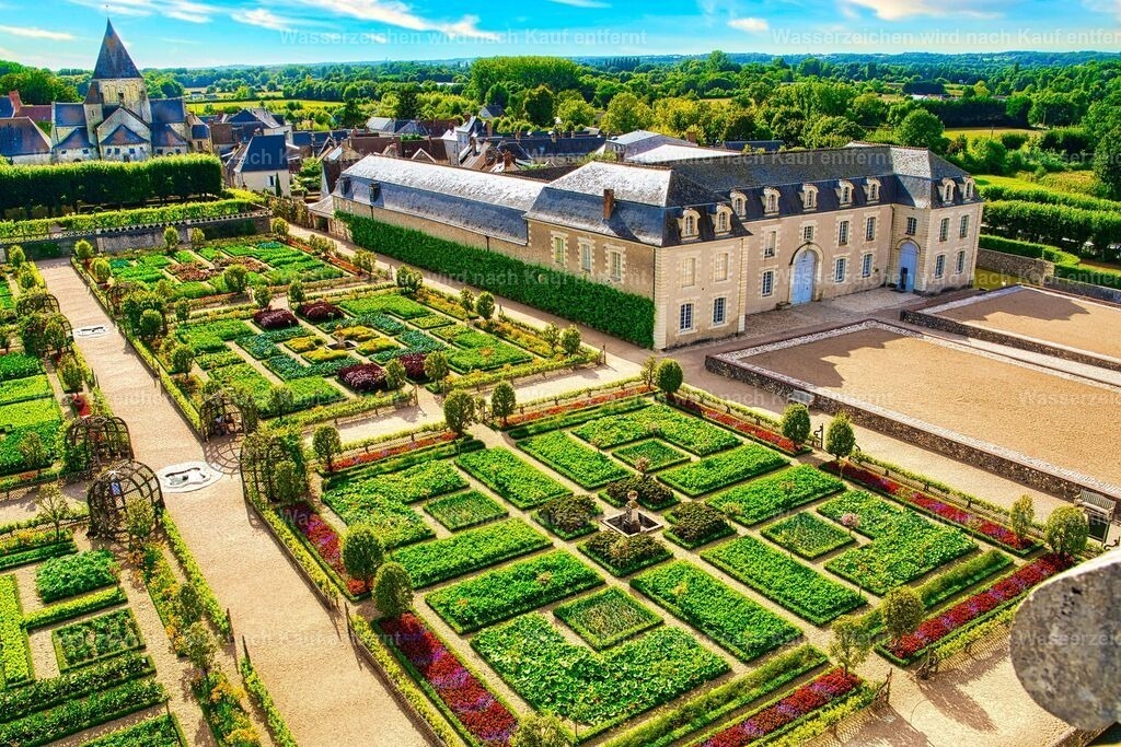 Frankreich - Blick auf Chateau und Gärten von Villandry - Château de Villandry im Loiretal | Das Château de Villandry im Loiretal zählt zu den schönsten Renaissance-Schlössern Frankreichs und ist weltweit für seine kunstvoll angelegten Gärten bekannt. Die weitläufige Anlage umfasst prachtvolle Ziergärten, einen historischen Potager, Wassergärten und geometrisch gestaltete Heckenanlagen. Mit ihrer harmonischen Symmetrie und der farbenfrohen Bepflanzung gilt die Schlossanlage als eines der bedeutendsten Beispiele französischer Gartenkunst und ist ein beliebtes Reiseziel im UNESCO-Welterbe Loiretal. - Realisiert mit Pictrs.com