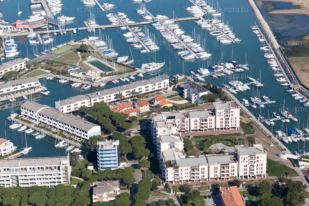 Vue aérienne: Vue de la ville à Lignano Sabbiadoro dans le département Udine, Italie. Photo: IMG_098035.jpg prise le 03/04/2017 par Werner Riehm/FLY-FOTO.eu – Résolution de l'original: 5472 x 3648 px