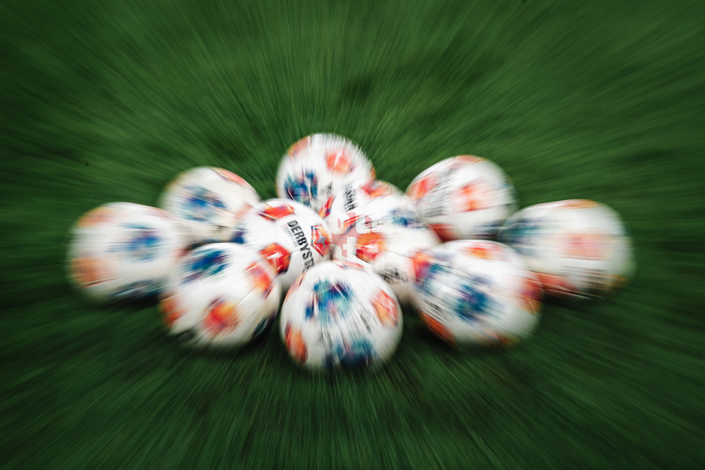Fußball | Männer | Saison 2025/2026 | 1. Fußball-Bundesliga | 17. Spieltag | Hamburger SV vs. Bayer 04 Leverkusen | 04.03.2026 | Symbolfoto ruhende Bälle Bundesliga Spielball Derbystar