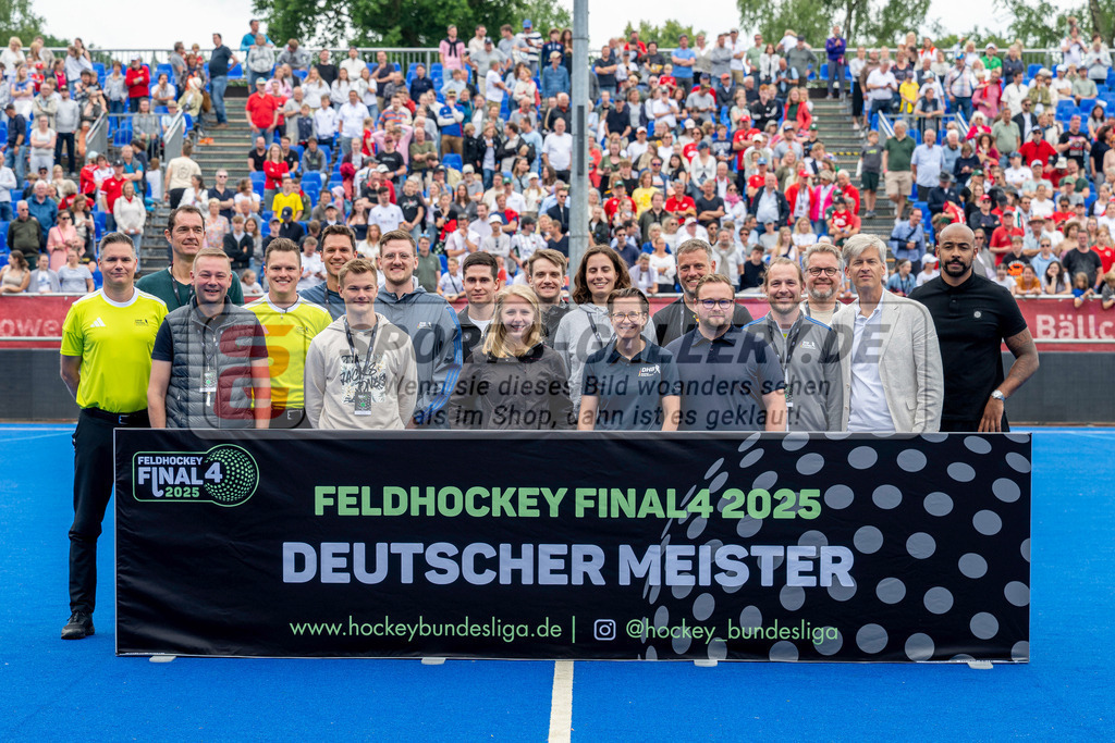 Final4_20250601-1617-Z82_9484 | Krefeld, Deutschland, 01.06.2025:  Feldhockey Final4 2025 – „Deutsche Feldhockey-Meisterschaften 2025“ Crefelder HTC - Rot-Weiss Köln (Finale Herren) im Gerd-Wellen-Hockeyanlage am 01.06.2025 in Krefeld, Deutschland. (Foto von Kramhöller/Fehrmann/Kaste)Krefeld, Germany, 01.06.2025: Feldhockey Final4 2025 – „Deutsche Feldhockey-Meisterschaften 2025“ Harvestehuder HTC - Düsseldorfer HC (Finale Damen) in Gerd-Wellen-Hockeyanlage at 01.06.2025 in Krefeld, Deutschland. (Foto from Kramhöller/Fehrmann/Kaste)