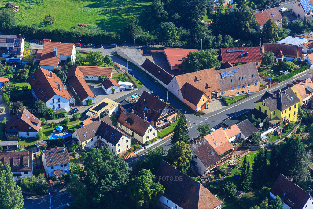 Luftbild: Herzogenauracher Straße mit Helm's Eier-Schränkla im Ortsteil Frauenaurach in Erlangen im Bundesland Bayern in Deutschland. – Foto: IMG_092708.jpg vom 07.08.2016 durch Werner Riehm/FLY-FOTO.de – Auflösung des Originals: 5472 x 3648 px – Helms Eierschränkla