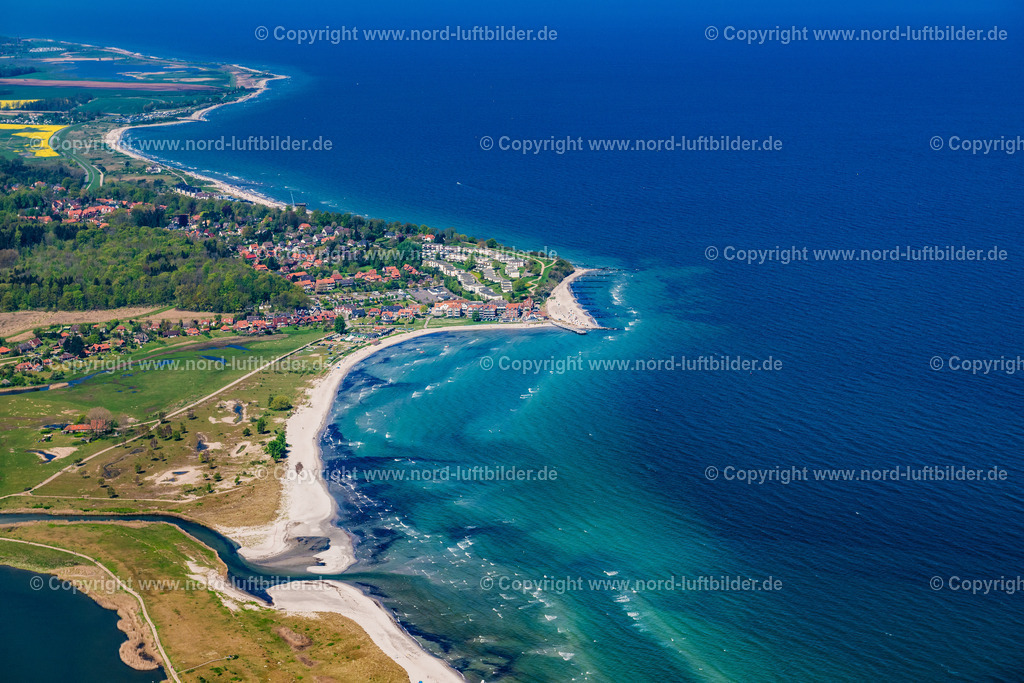 Hohwacht_ELS_5923010524 | HOHWACHT 01.05.2024 Ortsansicht an der Meeres-Küste der Ostsee in Hohwacht im Bundesland Schleswig-Holstein. Weiterführende Informationen bei: Hohwachter Bucht Touristik GmbH. // Townscape on the seacoast of Baltic Sea in Hohwacht in the state Schleswig-Holstein. Further information at: Hohwachter Bucht Touristik GmbH. Foto: Martin Elsen