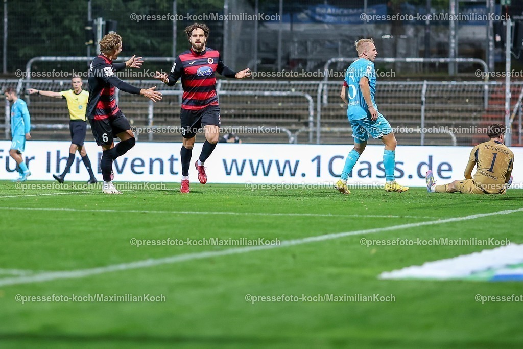 FCVK16092501198 | 16.09.2025, Fußball, FC Viktoria Köln – TSG 1899 Hoffenheim II, 3.Liga, Sportpark Höhenberg, Saison 2025 2026: Torjubel nach dem Tor zum 2:1 Elfmeter durch Torschütze Lex-Tyger Lobinger (Viktoria Koeln #09)  zusammen mit  Tobias Eisenhuth (Viktoria Koeln #06) und Benjamin Zank (Viktoria Koeln #23) DFB regulations prohibit any use of photographs as image sequences and or quasi-video.