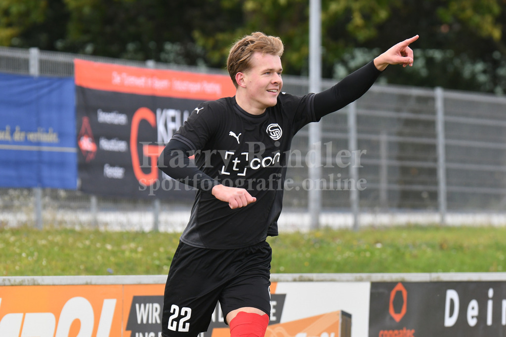 SpVgg Plattling : FC Walkertshofen |  Sebastian Niedermayer (SpVgg Plattling) Torschütze zum 1:0 - Realisiert mit Pictrs.com