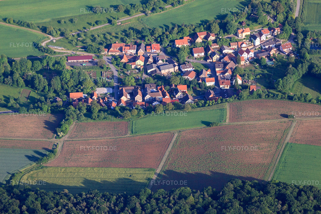 Luftbild: Ortsansicht aus Norden in Altertheim im Bundesland Bayern in Deutschland. Foto: IMG_66242.jpg vom 30.05.2014 durch Werner Riehm/FLY-FOTO.de – Auflösung des Originals: 4752 x 3168 px