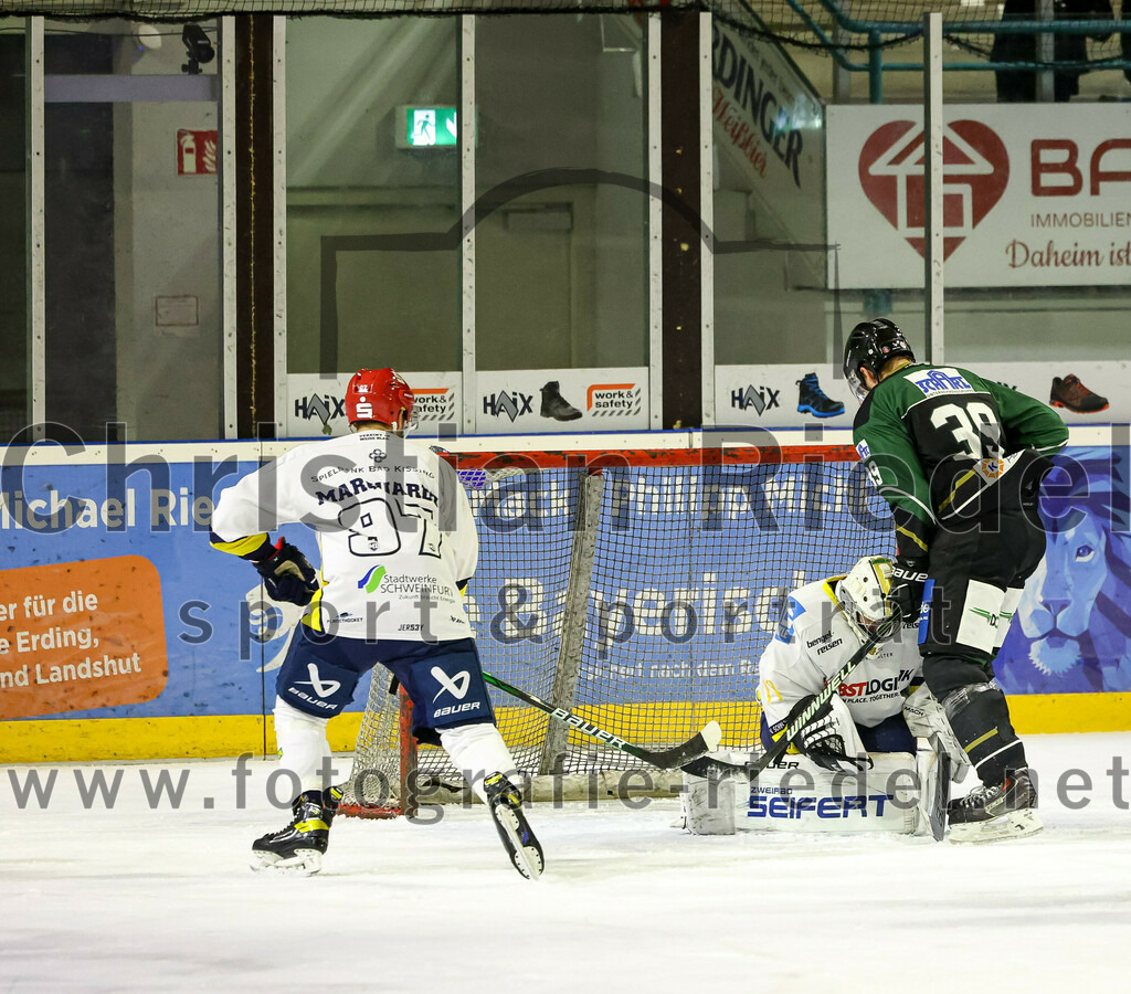 2023-01-06_052_TSV_Erding_gegen_ERV_Schweinfurt | Erding, Deutschland, 06.01.2023:
Eishockey, Bayernliga 2022 / 2023, 26. Spieltag, TSV Erding gegen ERV Schweinfurt, Endergebnis: 7:3

Kevin Marquardt (ERV Schweinfurt, #97), Torwart Benedict Roßberg (ERV Schweinfurt, #42), Thomas Plihal (Erding Gladiators, #39)

Foto: Christian Riedel / fotografie-riedel.net
