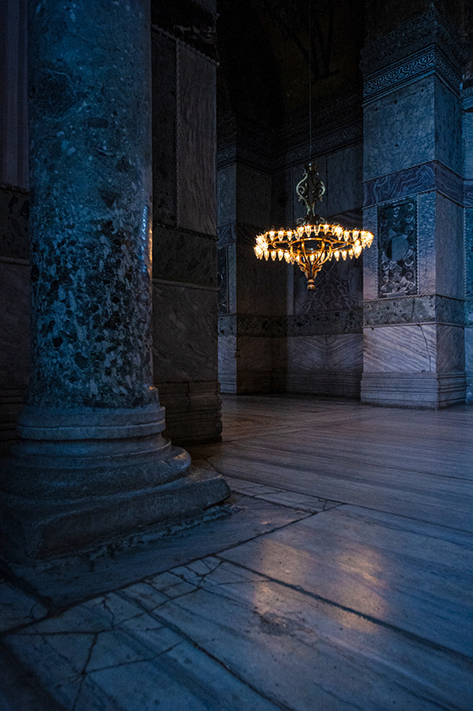 Hagia Sophia 2 | Seitengang in der Hagia Sophia, Lichtreflexe auf Marmorflächen - Realisiert mit Pictrs.com