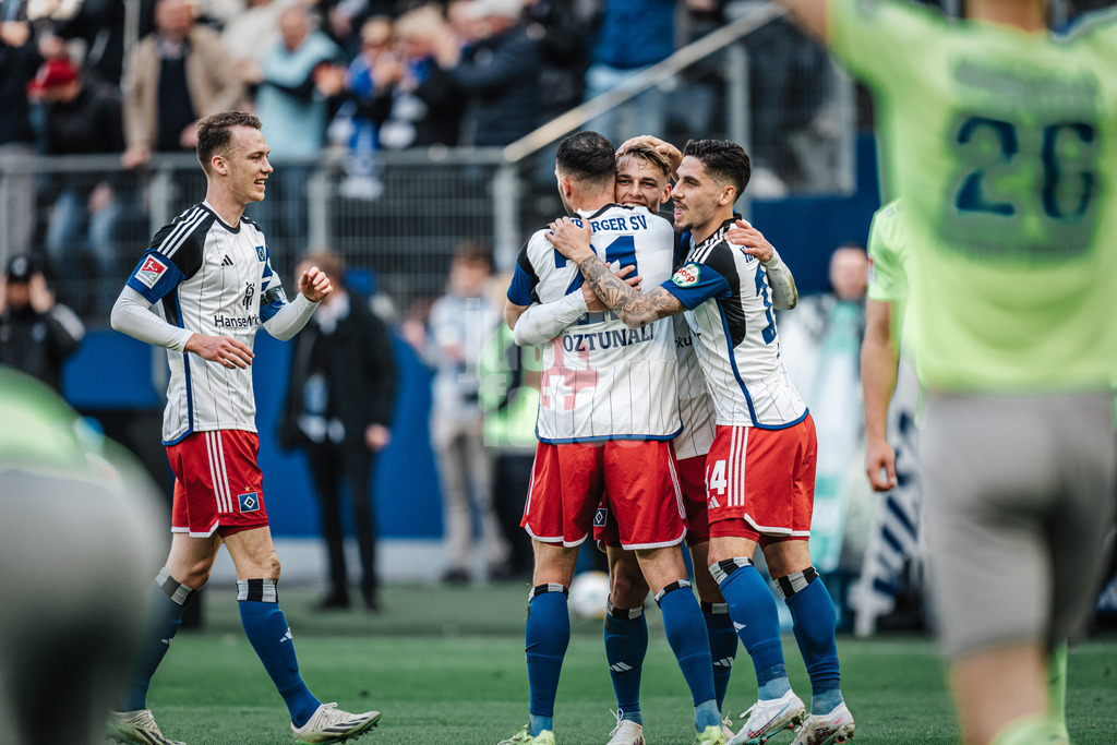Fußball | Männer | Saison 2023/2024 | 2. Fußball-Bundesliga | 26. Spieltag | Hamburger SV vs. SV Wehen Wiesbaden | 17.03.2024 | Miro Muheim (#28, HSV) schießt das erste Tor des Spiels und wird von Ludovit Reis (#14, HSV) rechts und Levin Öztunali (#21, HSV) in den Arm genommen