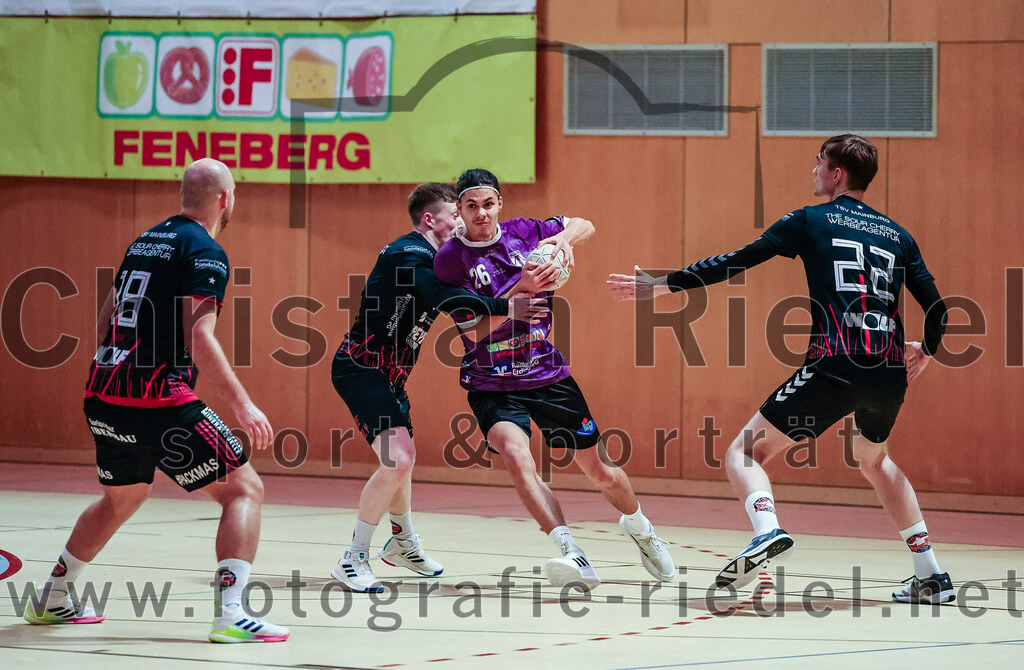 2023-11-26_097_SpVgg_Altenerding_gegen_TSV_1861_Mainburg | Erding, Deutschland, 26.11.2023:
Handball, Bezirksoberliga Männer 2023 / 2024, 9. Spieltag, SpVgg Altenerding gegen TSV 1861 Mainburg, Endergebnis: 34:20

Maximilian Heim (TSV 1861 Mainburg, #18), Luis Leitner (SpVgg Altenerding, #26), Sebastian Rauscher (TSV 1861 Mainburg, #22)

Foto: Christian Riedel / fotografie-riedel.net