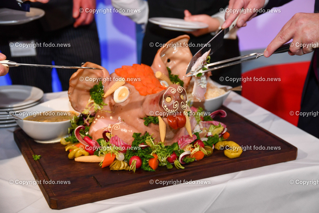 Neujahrsempfang 2023 Linz_ Altes Rathaus_ 12.01.2023-20 | 12.01.2020, Linz, AUT, Neujahrsempfang 2023 Linz, Altes Rathaus, im Bild anschneiden des Sasuschaedel