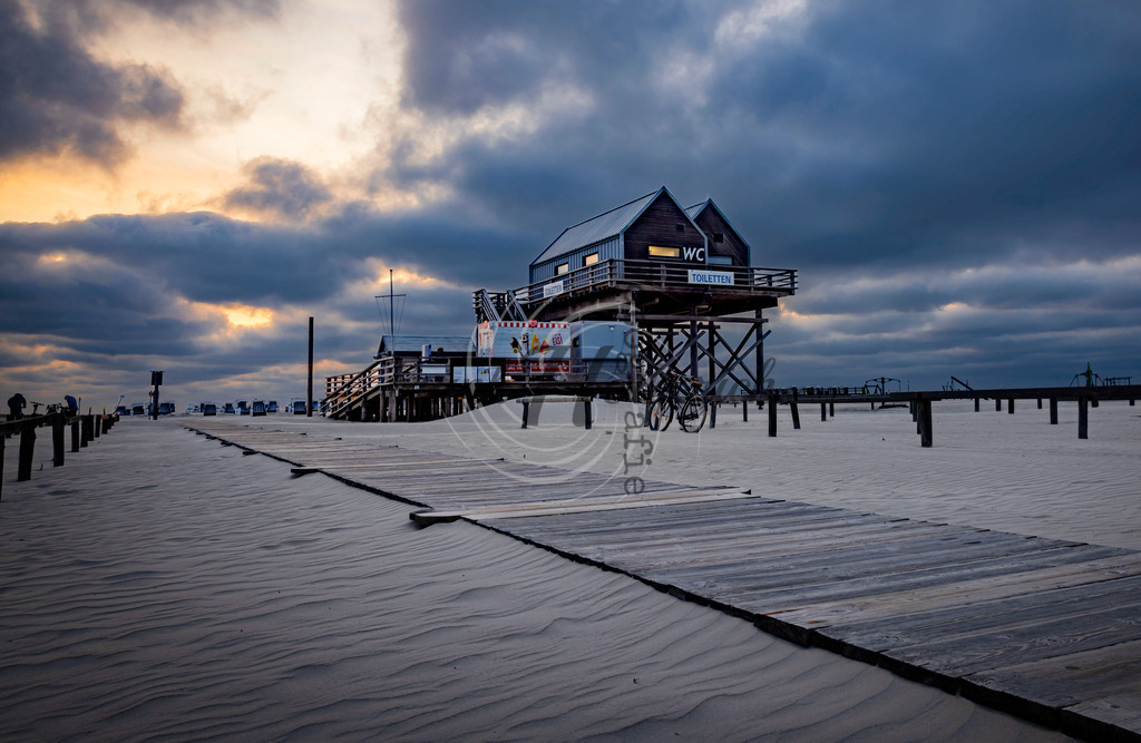 _X0A6576bea2 | Nordsee,Urlaub,Sonne,Meer,Sand,Pfahlbauten,Ording,Böhl,Dorf,Bad,Kite,Drachen,Wattenmeer, Erholung,Schleswig-Holstein,SPO,Sankt Peter, Westerheversand, Leuchtturm Westerhever, Leuchtturm Böhl, 54 Grad , Strandbar, Silbermöwe - Realisiert mit Pictrs.com