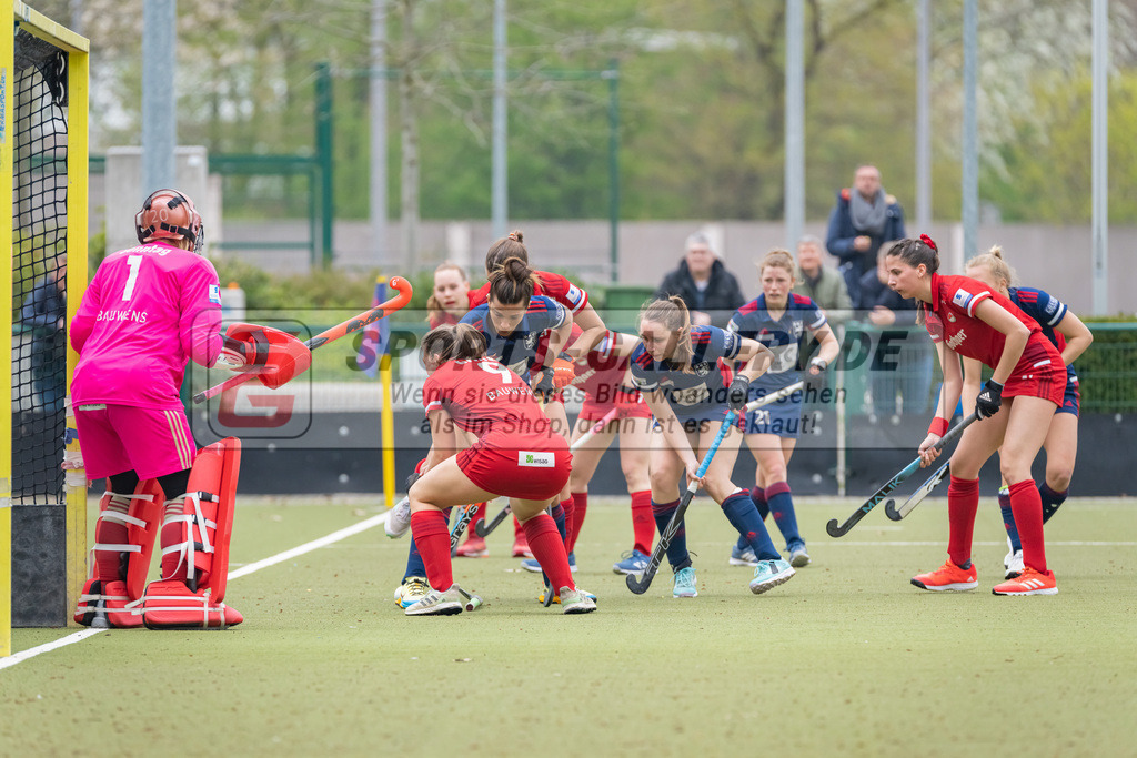 HK_20230416_107023 | 1. Bundesliga Damen Düsseldorfer HC - Rot-Weiss Köln am 16.4.2023 DHC Düsseldorf, Düsseldorf , Agustina Albertarrio ( Düsseldorfer HC #9 ) , Julia Sonntag ( Torfrau Rot-Weiss Köln #1 ) , Rebecca Grote ( Rot-Weiss Köln #9 ) , Elisa Gräve ( Düsseldorfer HC #26 )