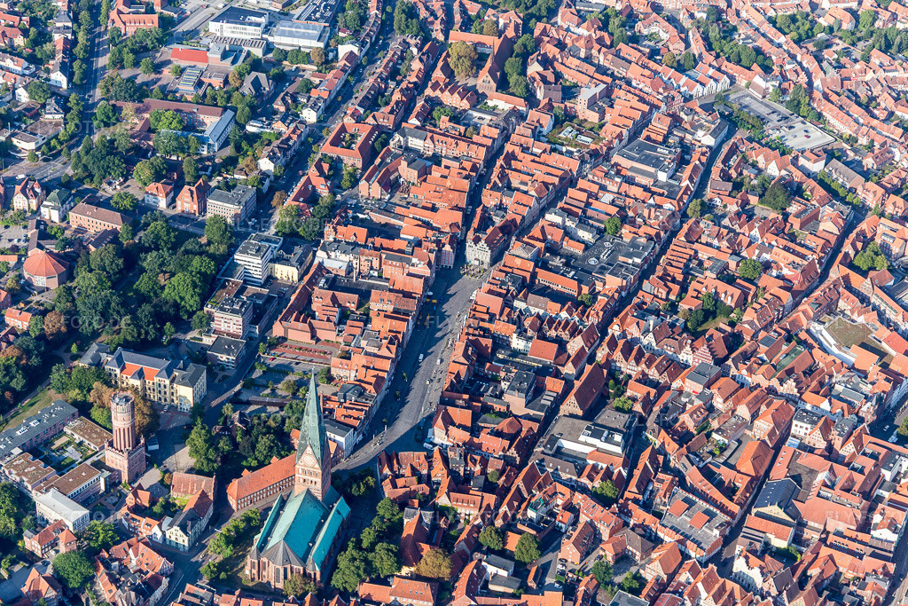 Luftbild: Platz- Ensemble Am Sande im Innenstadt- Zentrum in Lüneburg im Bundesland Niedersachsen in Deutschland. Foto: IMG_110399.jpg vom 18.08.2018 durch Werner Riehm/FLY-FOTO.de