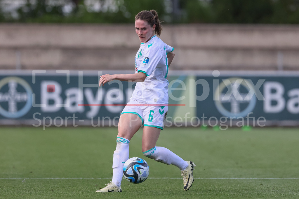 Fussball, Google Pixel Frauen-Bundesliga, Bayer 04 Leverkusen - SV Werder Bremen | v.li.: Reena Wichmann (SV Werder Bremen, 6) am Ball, Freisteller, Einzelbild, Ganzkörper, Aktion, Action, Spielszene, DIE DFB-RICHTLINIEN UNTERSAGEN JEGLICHE NUTZUNG VON FOTOS ALS SEQUENZBILDER UND/ODER VIDEOÄHNLICHE FOTOSTRECKEN. DFB REGULATIONS PROHIBIT ANY USE OF PHOTOGRAPHS AS IMAGE SEQUENCES AND/OR QUASI-VIDEO.