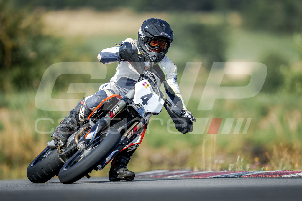 SuperMoto_Staatsmeisterschaft_Fuglau-406 | GRIPcapture steht für authentische Sportfotografie in Österreich – für Momente, die mehr sind als Geschwindigkeit oder Ergebnis. Es geht um Emotion, Spannung, Fokus und den Augenblick, der oft nur einen Wimpernschlag dauert.Ob Motorsport, Teamsport oder 