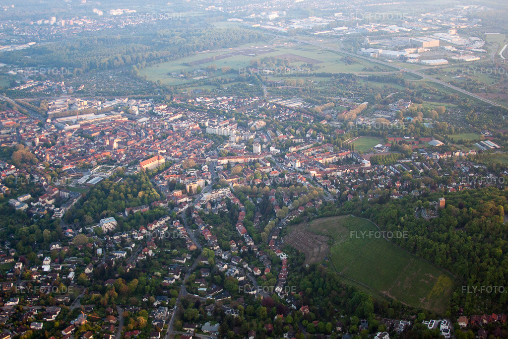 Luftbild: Durlach, Turmberg von Süden im Ortsteil Durlach in Karlsruhe im Bundesland Baden-Württemberg in Deutschland. Foto: IMG_56906.jpg vom 08.05.2013 durch Werner Riehm/FLY-FOTO.de