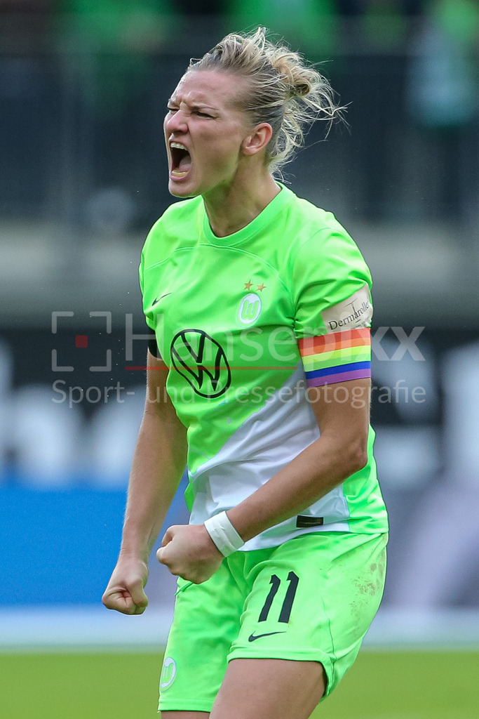Fussball, Google Pixel Frauen-Bundesliga, VfL Wolfsburg - TSG 1899 Hoffenheim | v.li.: Torschützin Alexandra Popp (Alex Popp, VfL Wolfsburg, 11) mit Torjubel, Jubel, jubeln, jubelt, optimistisch, Spielszene, Highlight, Freude über das Tor zum 1:1, DIE DFB-RICHTLINIEN UNTERSAGEN JEGLICHE NUTZUNG VON FOTOS ALS SEQUENZBILDER UND/ODER VIDEOÄHNLICHE FOTOSTRECKEN. DFB REGULATIONS PROHIBIT ANY USE OF PHOTOGRAPHS AS IMAGE SEQUENCES AND/OR QUASI-VIDEO.