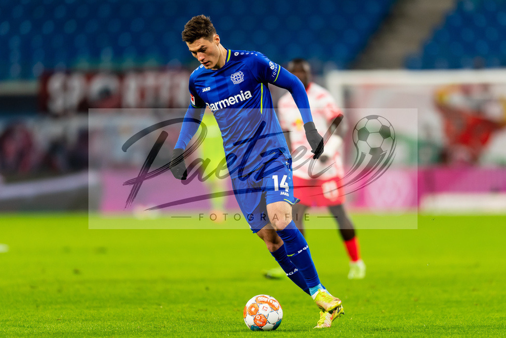 RBLLEV20211128_024 | Fussball, Herren: Patrik Schick (Bayer 04 Leverkusen) in Aktion, am Ball, Einzelaktion bei dem Spiel der 1. Bundesliga zwischen RB Leipzig und Bayer 04 Leverkusen in der Red Bull Arena am 28.11.2021 in Leipzig, Deutschland.DFB / DFL REGULATIONS PROHIBIT ANY USE OF PHOTOGRAPHS AS IMAGE SEQUENCES AND/OR QUASI-VIDEO. - Realisiert mit Pictrs.com