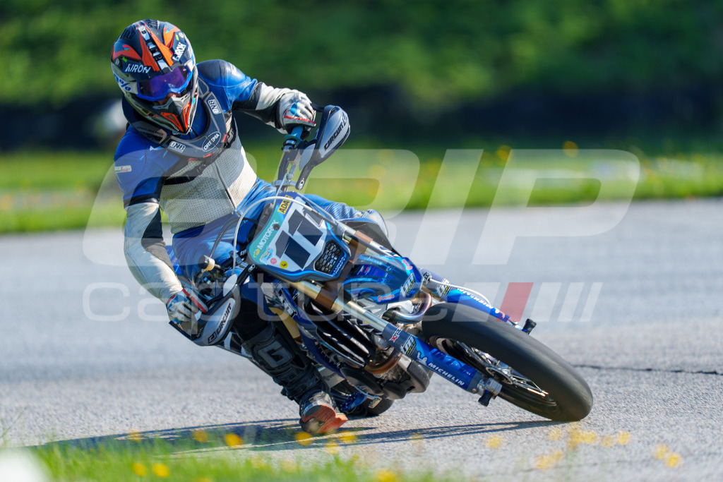 SuperMoto_Staatsmeisterschaft_Greinbach_023 | GRIPcapture steht für authentische Sportfotografie in Österreich – für Momente, die mehr sind als Geschwindigkeit oder Ergebnis. Es geht um Emotion, Spannung, Fokus und den Augenblick, der oft nur einen Wimpernschlag dauert.Ob Motorsport, Teamsport oder 