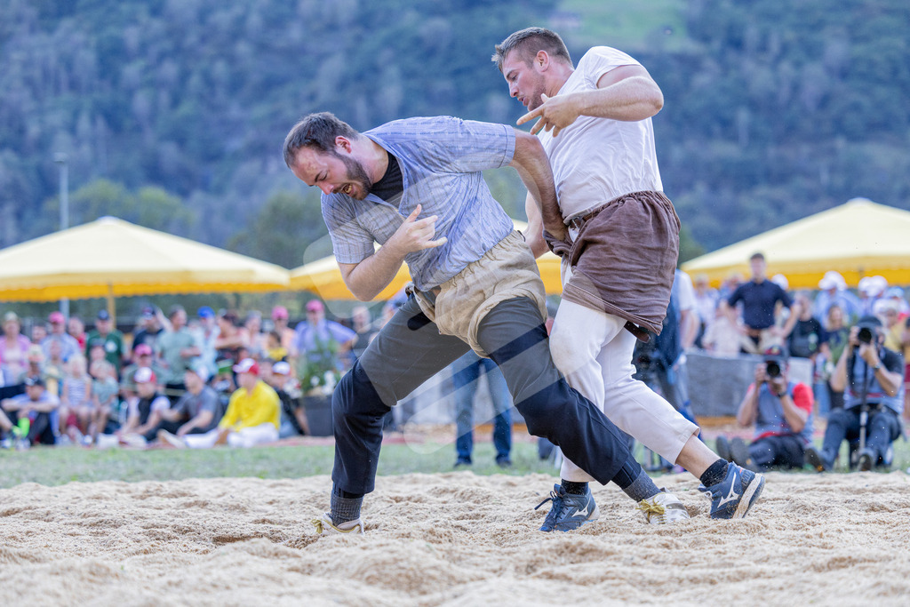 TESSINER2025_06_Gang_1785 | Die Schwinger des Schwyzer Kantonalen Schwingerverbandes: Fotos, die Dynamik und Leidenschaft festhalten, sowie emotionale Momente aus dem traditionellen Schwingsport zeigen. - Realisiert mit Pictrs.com