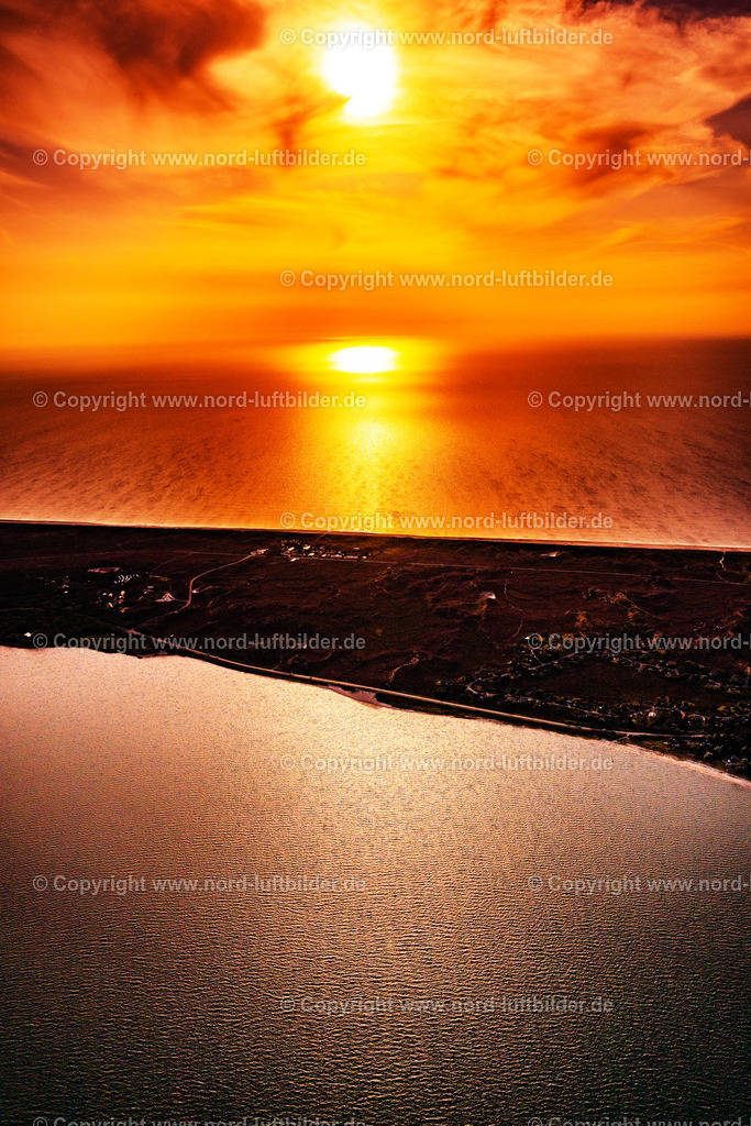 Sylt_List_Akademie_Am_Meer_Klappholtal_Sonnenuntergang_ELS_1212130825 | LIST 13.08.2025 Schulgebäude " Akademie am Meer " in List auf der Insel Sylt im Bundesland Schleswig-Holstein, Deutschland. Weiterführende Informationen bei: Akademie am Meer. // School building of the " Akademie on Meer " in List at the island Sylt in the state Schleswig-Holstein, Germany. Further information at: Akademie am Meer. Foto: Martin Elsen