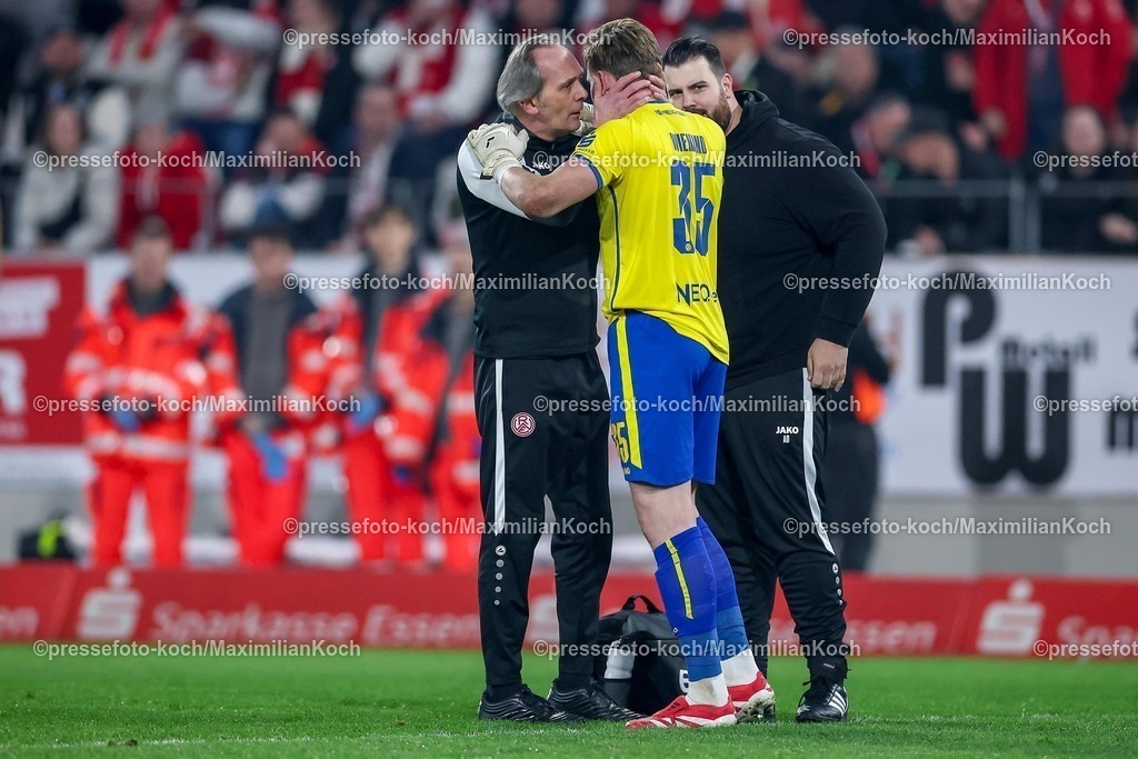 RWE04032601080 | 2026.03.04, Fußball, 3.Liga Herren, Rot-Weiss Essen -  SV Waldhof Mannheim, Stadion Hafenstraße, 27.Spieltag, Saison 2025 / 2026: Torwart Felix Wienand&nbsp;(Rot-Weiss Essen #35) kniet verletzt auf dem Spielfeld nach dem Zünden von Pyrotechnik im Gästeblock der Mannheimer. Ein Lauter Knall durch einen geworfenen Böller verletzt den Torwart und führt zu einer Spielunterbrechung  DFB regulations prohibit any use of photographs as image sequences and or quasi-video.