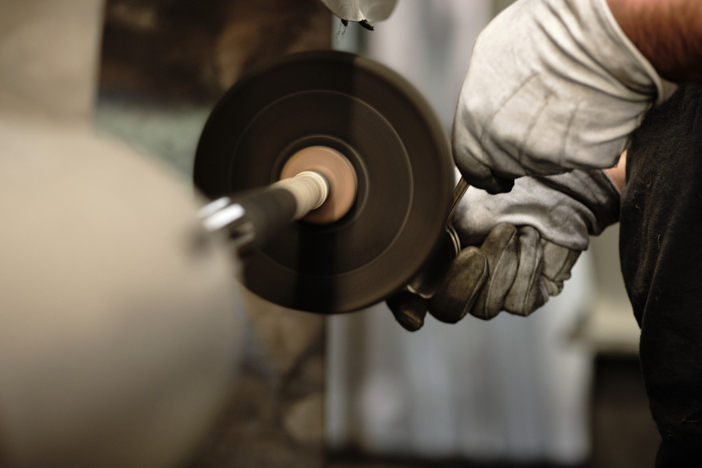 händisches Polieren eines Silberbesteckes | Wien, Austria - April 20, 2021: Jarosinski &amp; Vaugoin; händisches Polieren eines Silberbesteckes. - Realisiert mit Pictrs.com